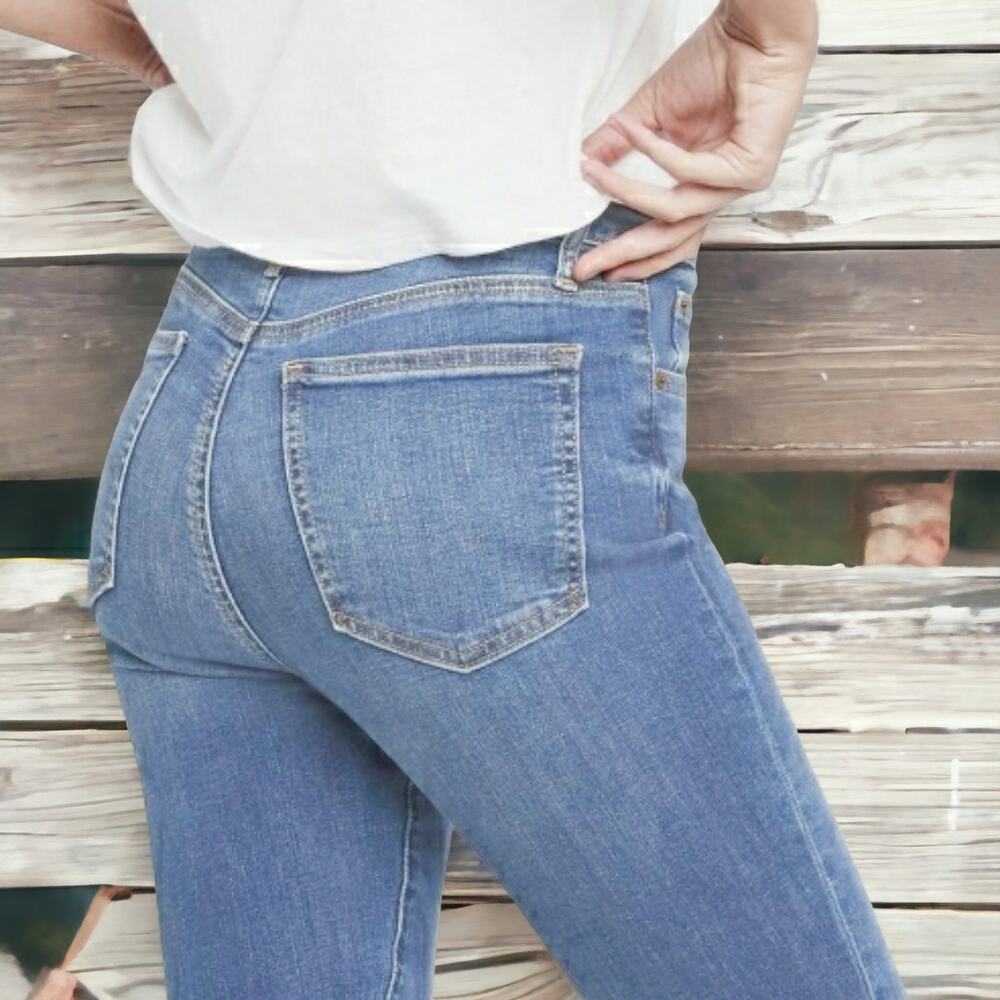 Gap NWOT True Skinny Highrise distressed Size 8/28 Stretch‎ Medium wash